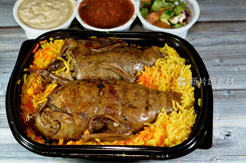 埃及Hamam Mahshi填充乳鸽，阿拉伯美食，埃及传统的填充鸽子菜米饭和Freekeh绿色小麦粒，东方烤鸽子饭与巴斯马蒂大米